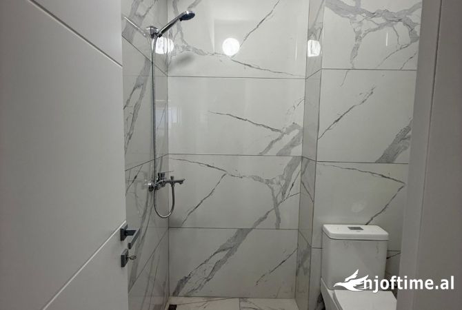 Shtepi ne shitje Apartament ne Tirane, 2+1, Mobilimi Bosh, pa mobiluar, Pagesa 135,000  Euro.