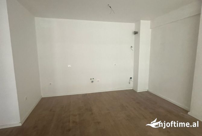 Shtepi ne shitje Apartament ne Tirane, 2+1, Mobilimi Bosh, pa mobiluar, Pagesa 180,000  Euro.