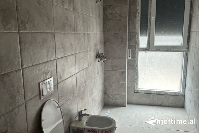 Shtepi ne shitje Apartament ne Tirane, 2+1, Mobilimi Bosh, pa mobiluar, Pagesa 180,000  Euro.