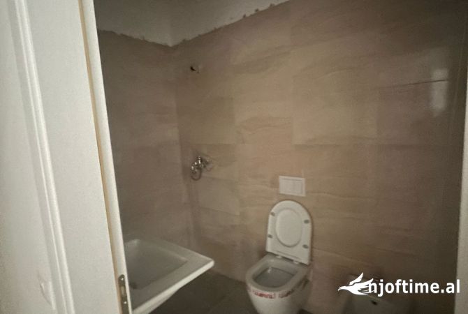 Shtepi ne shitje Apartament ne Tirane, 2+1, Mobilimi Bosh, pa mobiluar, Pagesa 180,000  Euro.