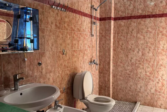 Shtepi me qera Apartament ne Tirane, 3+1, Mobilimi E mobiluar, Pagesa 70,000  Leke.