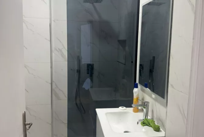 Shtepi me qera Apartament ne Tirane, 2+1, Mobilimi E mobiluar, Pagesa 500  Euro.