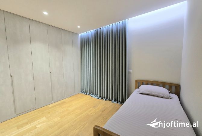 Shtepi ne shitje Apartament ne Tirane, 2+1, Mobilimi E mobiluar, Pagesa 240,000  Euro.