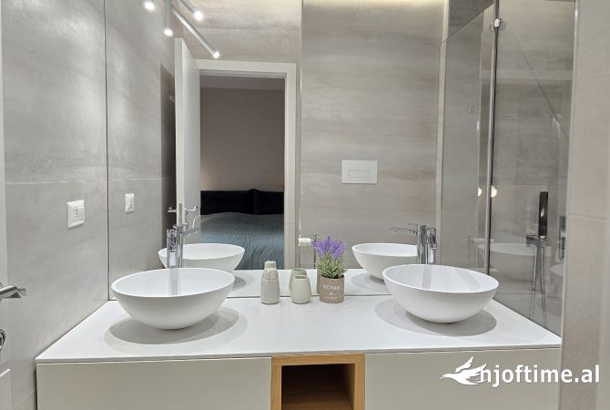 Shtepi ne shitje Apartament ne Tirane, 2+1, Mobilimi E mobiluar, Pagesa 240,000  Euro.