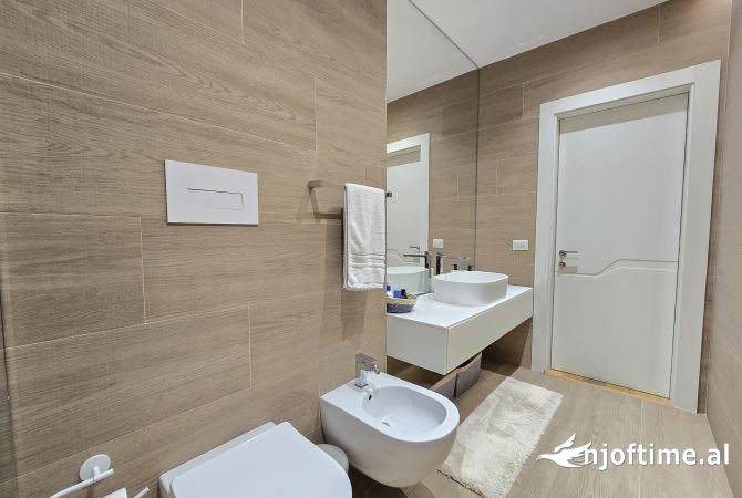 Shtepi ne shitje Apartament ne Tirane, 2+1, Mobilimi E mobiluar, Pagesa 240,000  Euro.