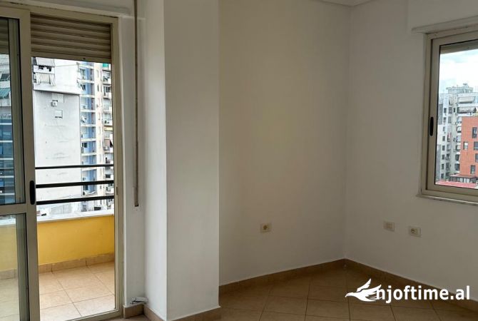 Shtepi me qera Papafingo(kati i catise) ne Tirane, 2+1, Mobilimi Bosh, pa mobiluar, Pagesa 400  Euro.