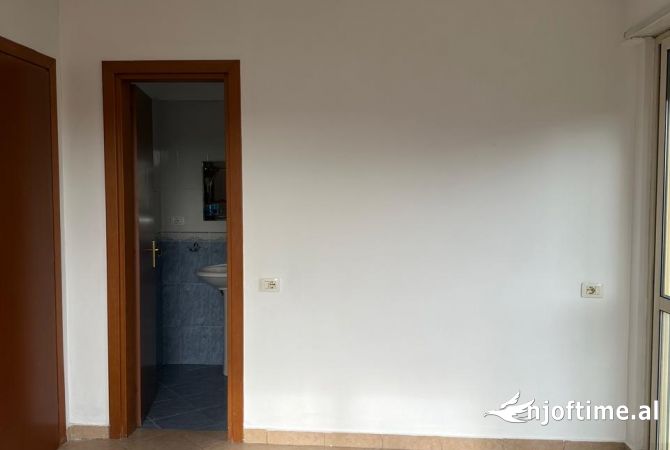 Shtepi me qera Papafingo(kati i catise) ne Tirane, 2+1, Mobilimi Bosh, pa mobiluar, Pagesa 400  Euro.