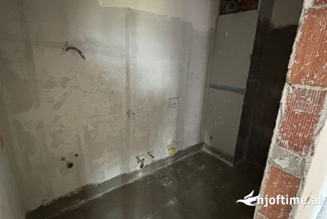 Shtepi ne shitje Apartament ne Tirane, 2+1, Mobilimi Bosh, pa mobiluar, Pagesa 350,000  Euro.