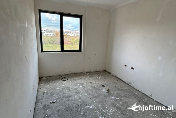 Shtepi ne shitje Apartament ne Tirane, 2+1, Mobilimi Bosh, pa mobiluar, Pagesa 350,000  Euro.