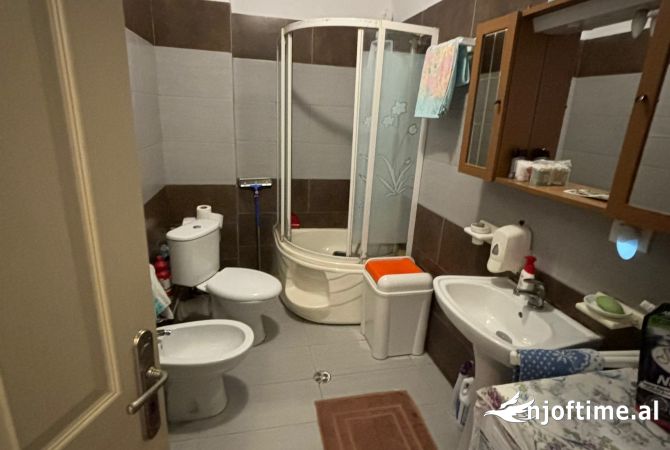 Shtepi ne shitje Apartament ne Tirane, 2+1, Mobilimi Bosh, pa mobiluar, Pagesa 150,000  Euro.