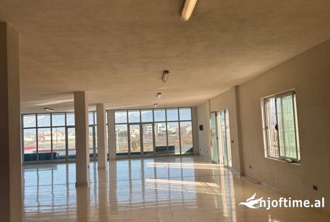 Ambient biznesi me qera 1+1 ne Tirane - 50,000 Leke