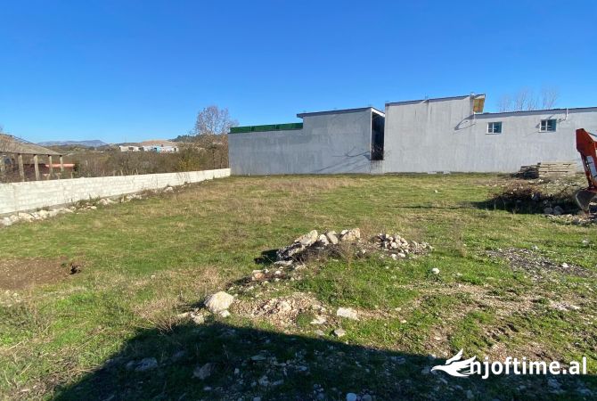 Truall ose Toke  ne Tirane - 300,000 Euro