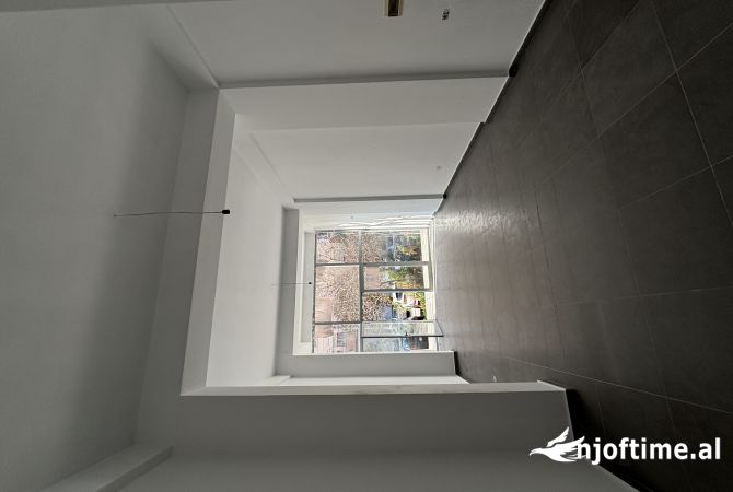 Ambient biznesi me qera 1+1 ne Tirane - 300 Euro