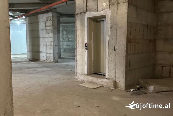 Ambient biznesi me qera 4+1 ne Tirane - 1,500 Euro