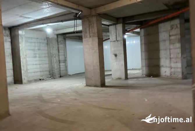Ambient biznesi me qera 4+1 ne Tirane - 1,500 Euro