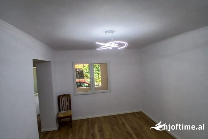 Shtepi ne shitje Apartament ne Tirane, 2+1, Mobilimi Pjeserisht e mobiluar, Pagesa 128,000  Euro.