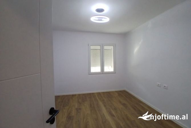 Shtepi ne shitje Apartament ne Tirane, 2+1, Mobilimi Pjeserisht e mobiluar, Pagesa 128,000  Euro.