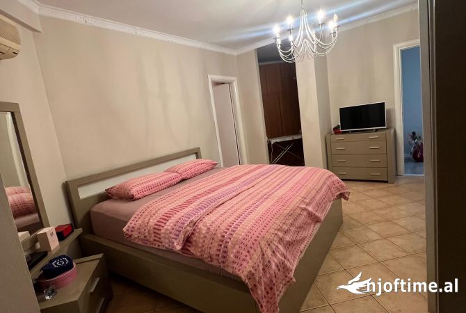 Shtepi ne shitje Apartament ne Tirane, 2+1, Mobilimi E mobiluar, Pagesa 210,000  Euro.