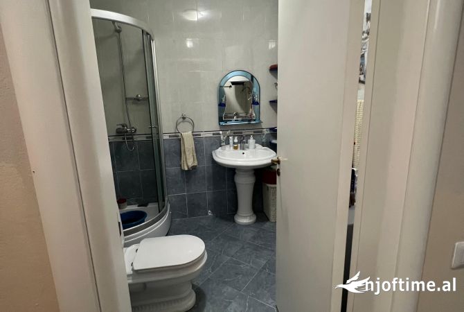 Shtepi ne shitje Apartament ne Tirane, 2+1, Mobilimi E mobiluar, Pagesa 210,000  Euro.