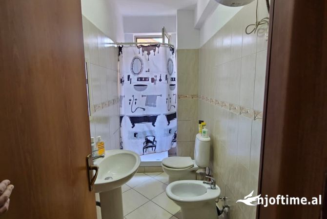 Shtepi me qera Apartament ne Tirane, 2+1, Mobilimi E mobiluar, Pagesa 450  Euro.