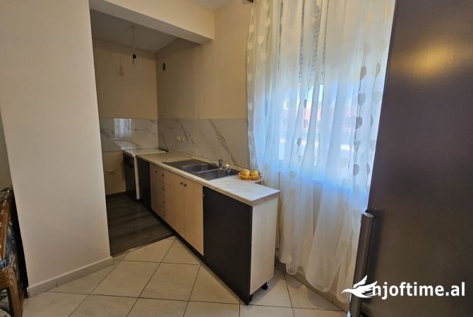 Shtepi me qera Apartament ne Tirane, 2+1, Mobilimi E mobiluar, Pagesa 450  Euro.