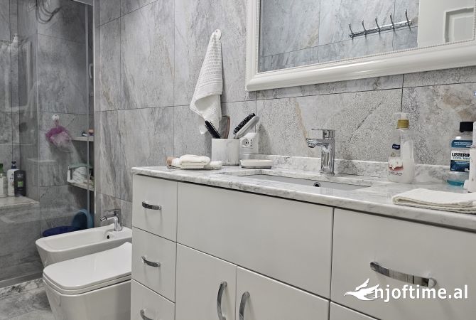 Shtepi ne shitje Apartament ne Tirane, 2+1, Mobilimi E mobiluar, Pagesa 279,900  Euro.