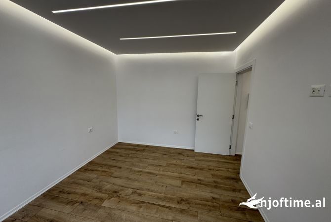 Shtepi ne shitje Apartament ne Tirane, 1+1, Mobilimi Bosh, pa mobiluar, Pagesa 130,000  Euro.