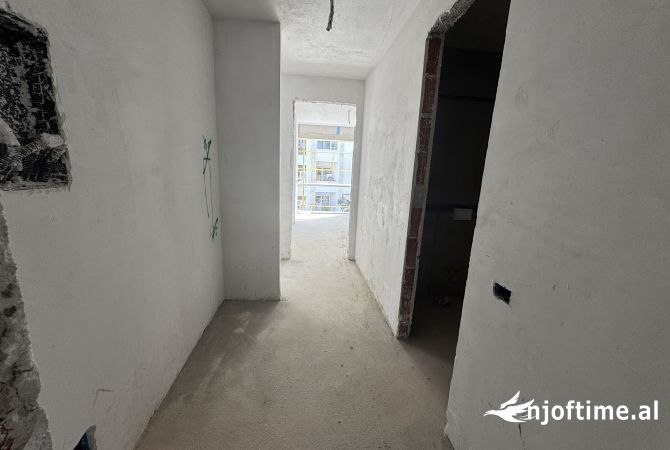 Shtepi ne shitje Apartament ne Tirane, 1+1, Mobilimi Bosh, pa mobiluar, Pagesa 175,000  Euro.