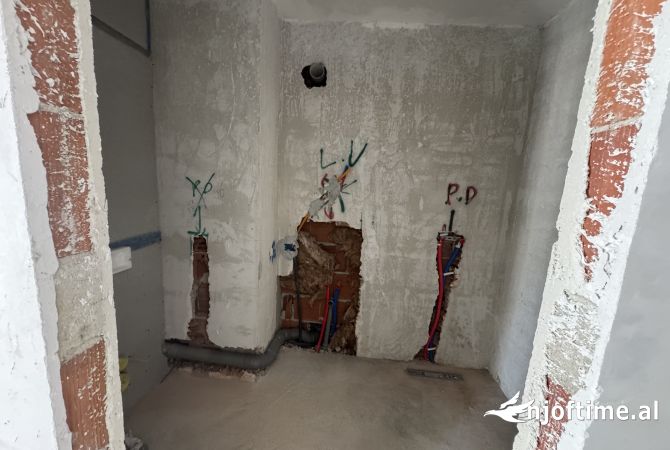 Shtepi ne shitje Apartament ne Tirane, 1+1, Mobilimi Bosh, pa mobiluar, Pagesa 175,000  Euro.