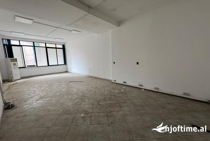 Ambjent biznesi per shitje prane Garden Building !