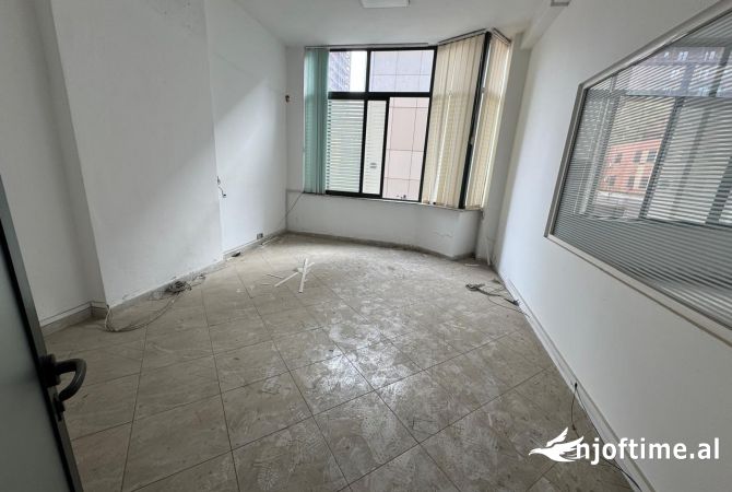 Ambient biznesi ne shitje 3+1 ne Tirane - 180,000 Euro