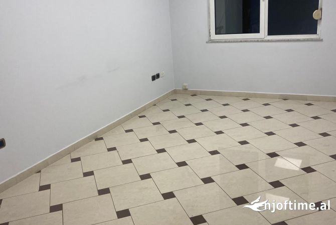 Ambient biznesi me qera 3+1 ne Tirane - 1,200 Euro