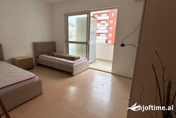 Shtepi ne shitje Apartament ne Tirane, 2+1, Mobilimi E mobiluar, Pagesa 110,000  Euro.
