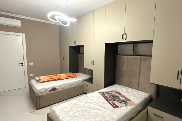Shtepi ne shitje Apartament ne Tirane, 2+1, Mobilimi E mobiluar, Pagesa 139,900  Euro.