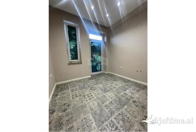 Ambient biznesi me qera 3+1 ne Tirane - 700 Euro