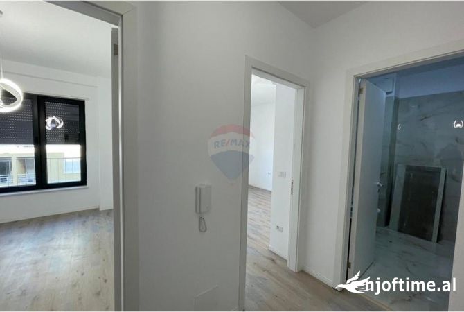 Zyre per qira tek Stacioni Trenit