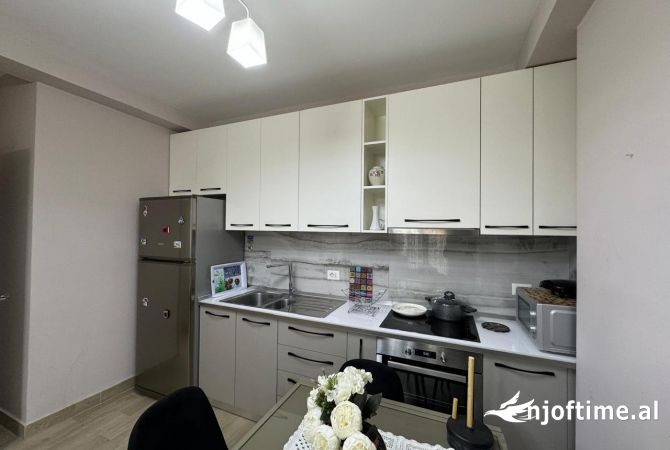 Shtepi me qera Apartament ne Tirane, 2+1, Mobilimi E mobiluar, Pagesa 650  Euro.