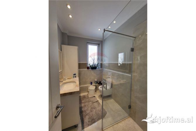 Shtepi me qera Apartament ne Tirane, 2+1, Mobilimi E mobiluar, Pagesa 750  Euro.