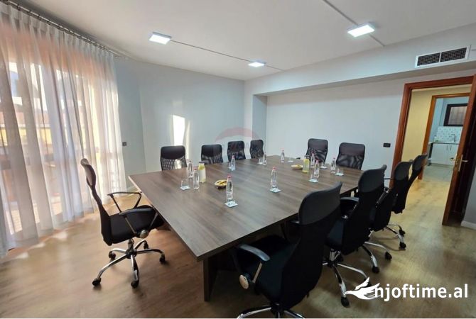 Ambient biznesi me qera 3+1 ne Tirane - 1,800 Euro