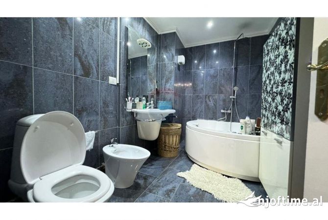 Shtepi me qera Apartament ne Tirane, 2+1, Mobilimi E mobiluar, Pagesa 1,000  Euro.