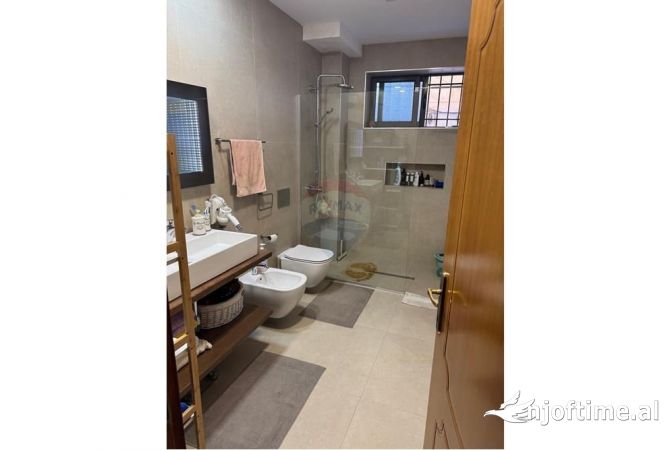 Shtepi ne shitje Apartament ne Tirane, 2+1, Mobilimi E mobiluar, Pagesa 35,000,000  Leke.