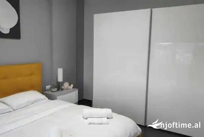 Shtepi me qera Penthose(kati i fundit panoramik) ne Tirane, 2+1, Mobilimi E mobiluar, Pagesa 1,000  Euro.