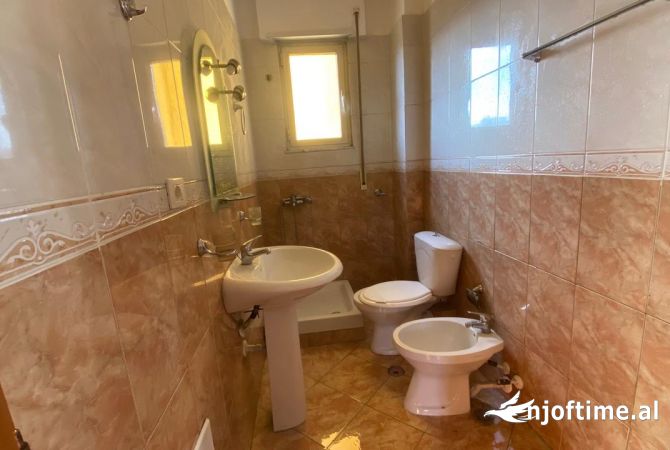 Shtepi me qera Apartament ne Tirane, 2+1, Mobilimi Pjeserisht e mobiluar, Pagesa 450  Euro.