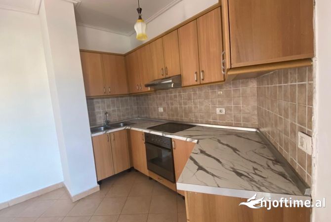 Shtepi me qera Apartament ne Tirane, 2+1, Mobilimi Pjeserisht e mobiluar, Pagesa 450  Euro.