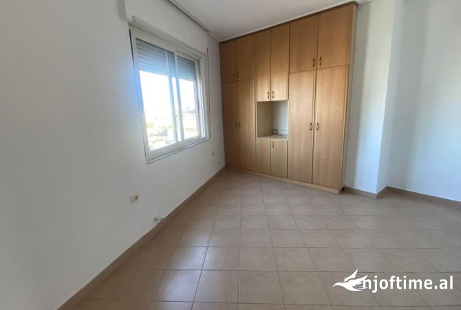 Shtepi me qera Apartament ne Tirane, 2+1, Mobilimi Pjeserisht e mobiluar, Pagesa 450  Euro.