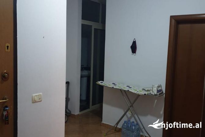 Shtepi me qera Apartament ne Tirane, 2+1, Mobilimi E mobiluar, Pagesa 700  Euro.