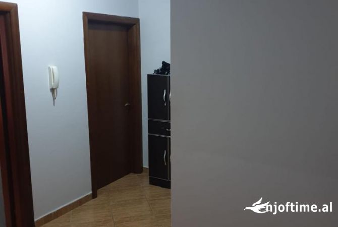 Shtepi me qera Apartament ne Tirane, 2+1, Mobilimi E mobiluar, Pagesa 700  Euro.