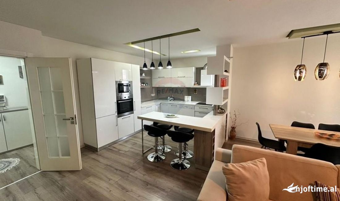 Shtepi me qera Apartament ne Tirane, 3+1, Mobilimi E mobiluar, Pagesa 1,200  Euro.