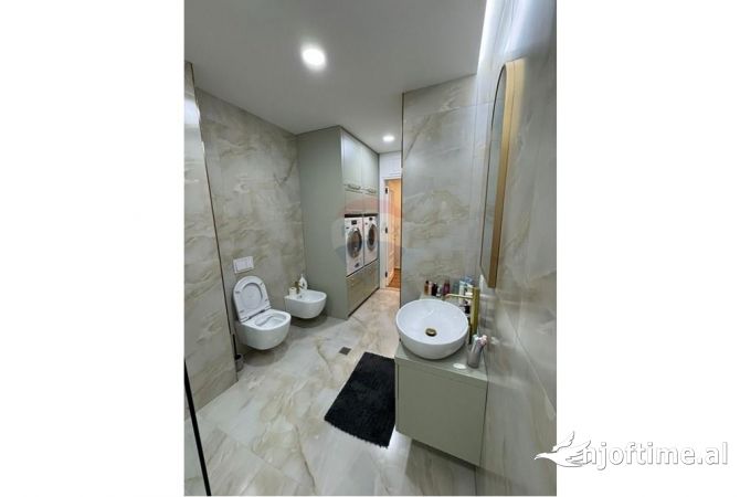 Shtepi ne shitje Apartament ne Tirane, 2+1, Mobilimi E mobiluar, Pagesa 370,000  Euro.