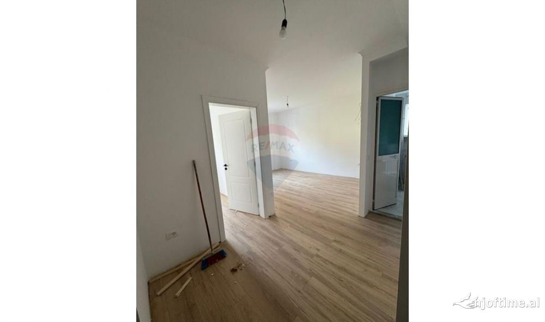 Shtepi ne shitje Apartament ne Tirane, 1+1, Mobilimi E mobiluar, Pagesa 125,000  Euro.